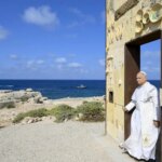 Papa León XIV en Lampedusa ante monumento Puerta de Europa, homenaje a migrantes fallecidos en el Mediterráneo