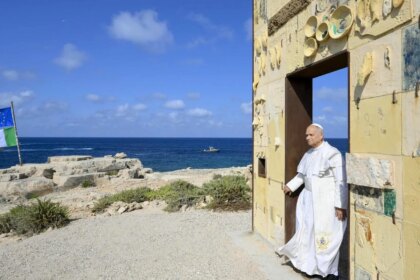 Papa León XIV en Lampedusa ante monumento Puerta de Europa, homenaje a migrantes fallecidos en el Mediterráneo