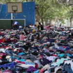Campamento transitorio en La Guaira con evacuados tras terremotos del 24 de junio, mostrando capacidad y condiciones de refugio