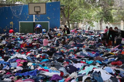 Campamento transitorio en La Guaira con evacuados tras terremotos del 24 de junio, mostrando capacidad y condiciones de refugio
