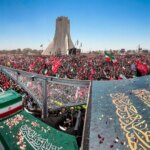 El cuerpo de Jamenei llega a Qom tras la multitudinaria despedida en Teherán