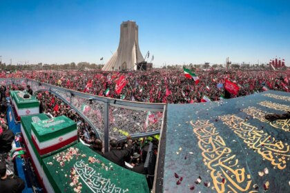 El cuerpo de Jamenei llega a Qom tras la multitudinaria despedida en Teherán
