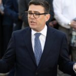 Factura de electricidad con calculadora mostrando el ahorro del 16,67% por eliminación del IVA en Reino Unido