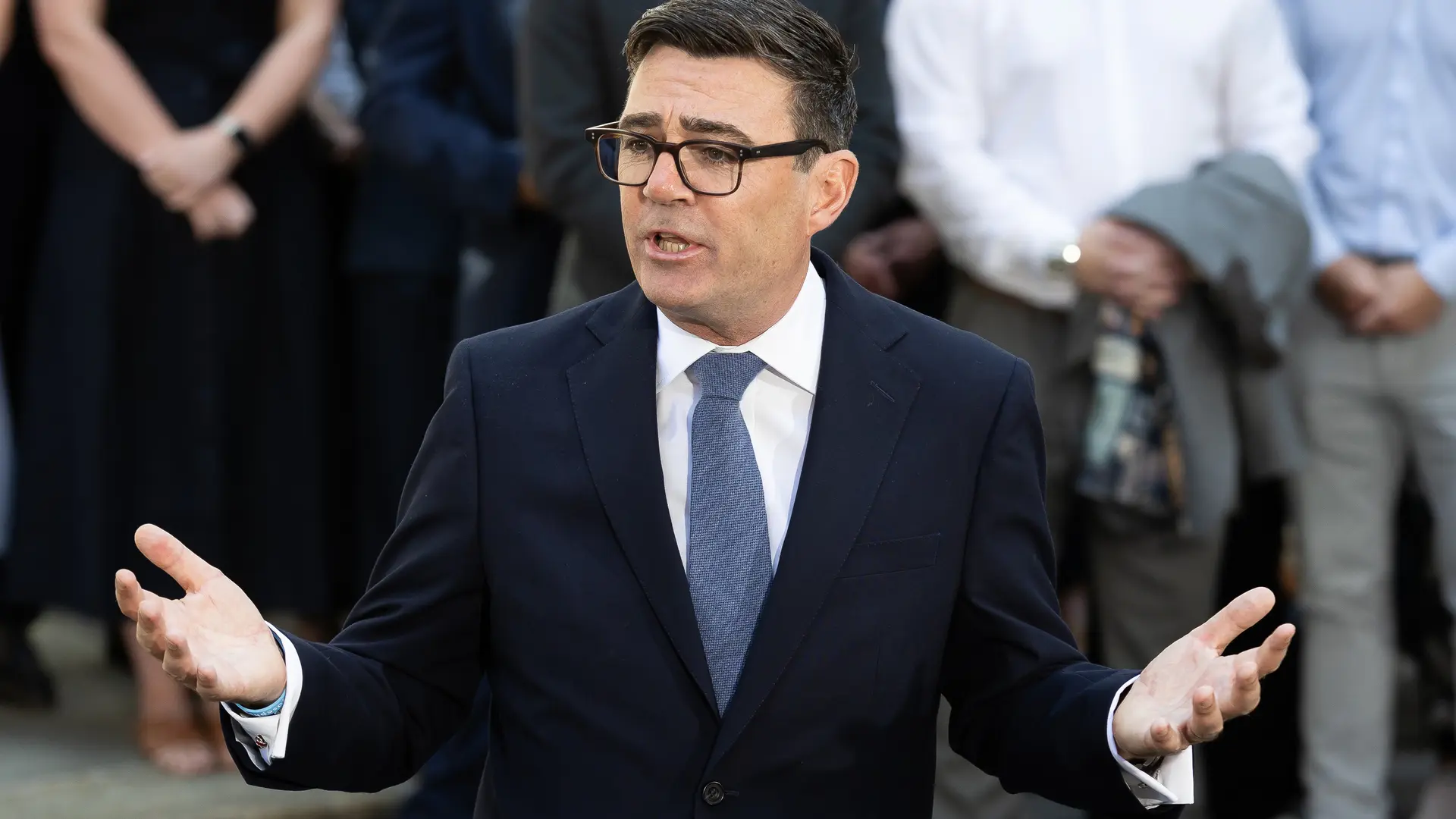 Factura de electricidad con calculadora mostrando el ahorro del 16,67% por eliminación del IVA en Reino Unido