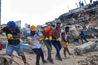 El caos sigue en Venezuela tras un mes de los terremotos con denuncias de desaparecidos en hospitales, morgues y bajo los escombros