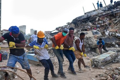 El caos sigue en Venezuela tras un mes de los terremotos con denuncias de desaparecidos en hospitales, morgues y bajo los escombros