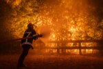 El fuego se ceba también con Francia: 42.000 hectáreas arrasadas, 220.000 desalojados, 75 heridos y las llamas a 15 km de Burdeos