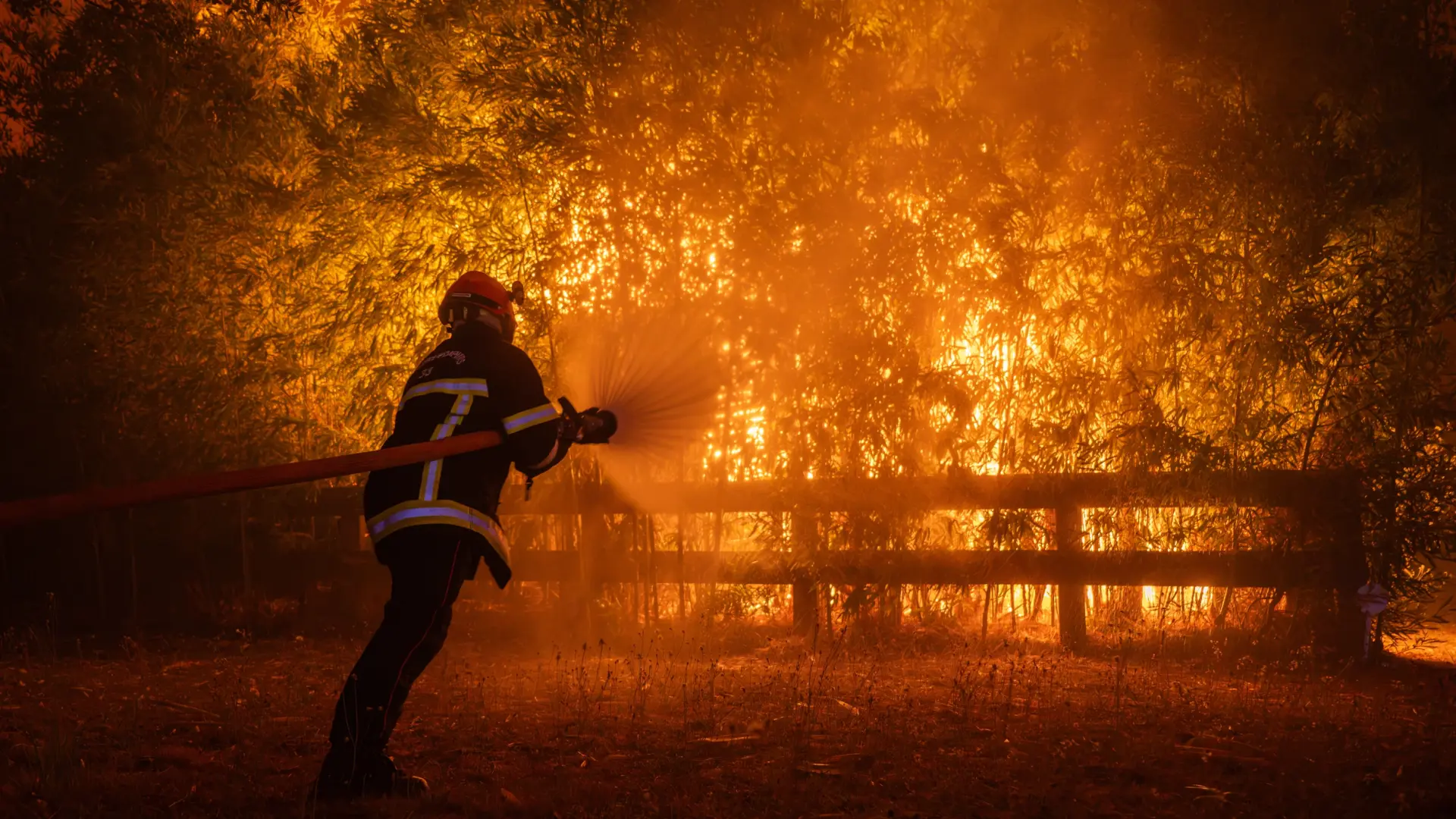El fuego se ceba también con Francia: 42.000 hectáreas arrasadas, 220.000 desalojados, 75 heridos y las llamas a 15 km de Burdeos