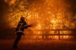 Francia alcanza las 115.000 hectáreas quemadas, con 30 incendios diarios y Macron en 'modo crisis'