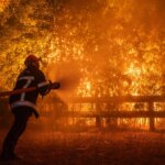 Francia alcanza las 115.000 hectáreas quemadas, con 30 incendios diarios y Macron en 'modo crisis'