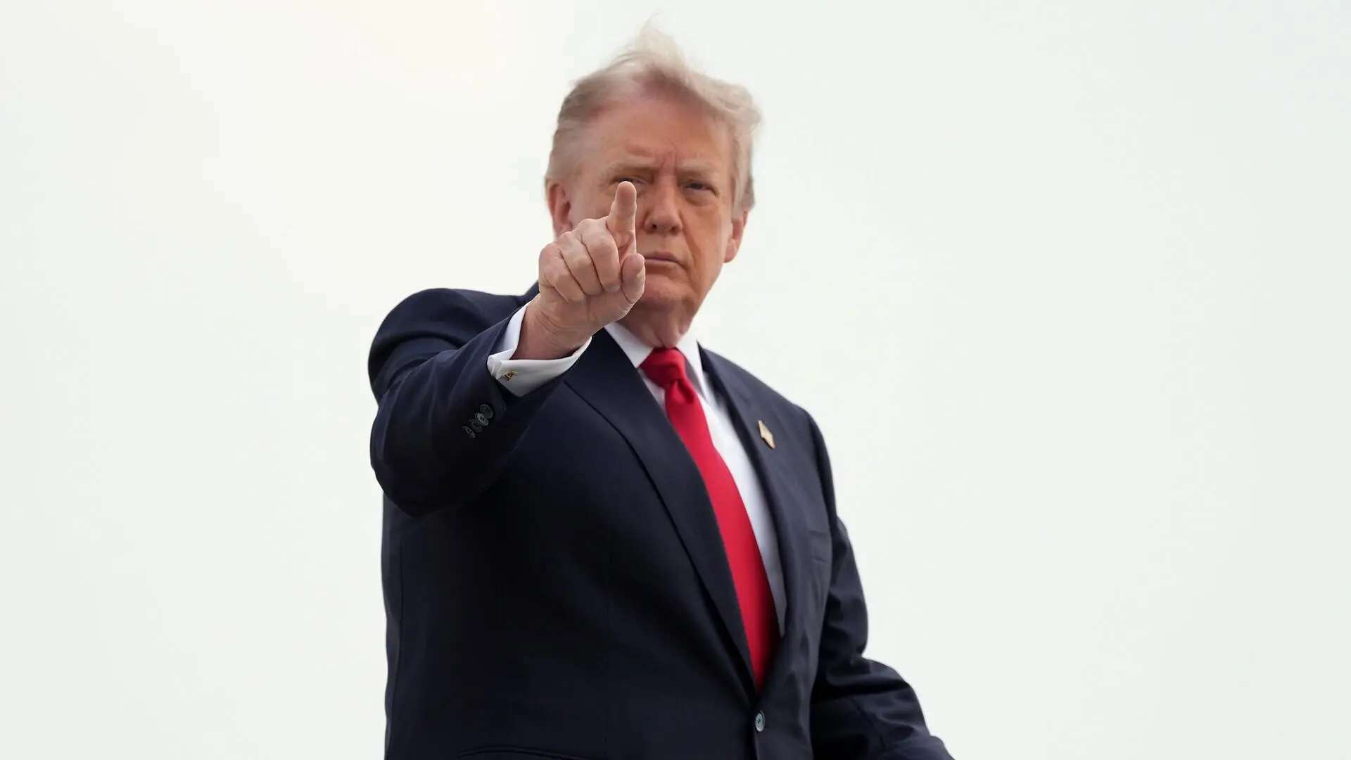 Trump ordena detener los bombardeos contra Irán para negociar un acuerdo: "Estamos en conversaciones muy profundas"