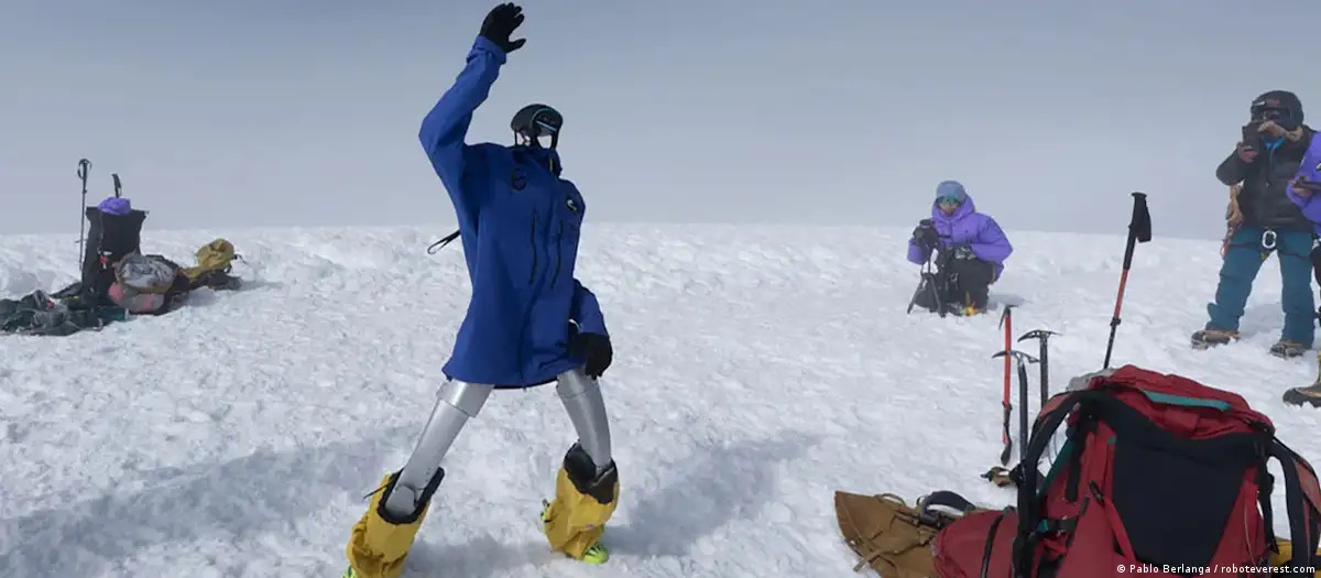 Un robot humanoide apunta a hacer historia al escalar el Monte Everest
