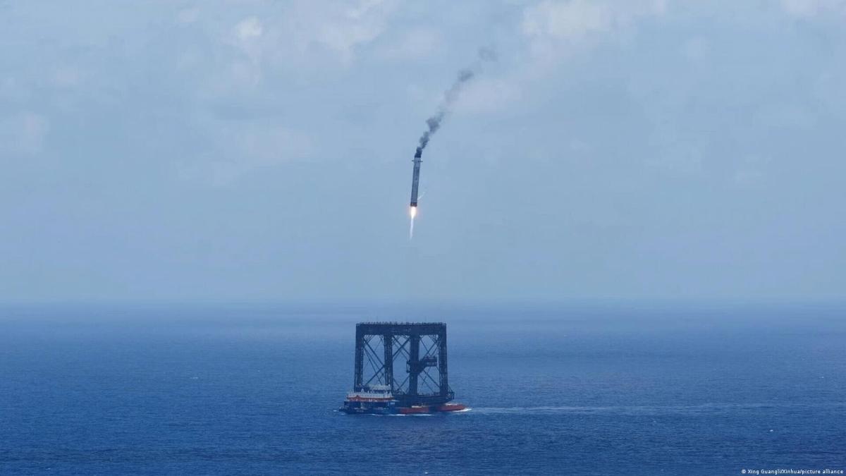 Cohete Larga Marcha-10B aterrizando en plataforma marítima con sistema de red para recuperación
