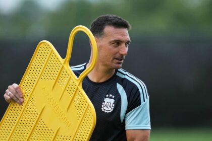 Lionel Scaloni analizando tácticas con jugadores de la selección argentina en entrenamiento