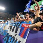 Hinchas argentinos e ingleses en el estadio durante el Mundial 2026, reflejando la rivalidad histórica entre ambos países