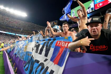 Hinchas argentinos e ingleses en el estadio durante el Mundial 2026, reflejando la rivalidad histórica entre ambos países
