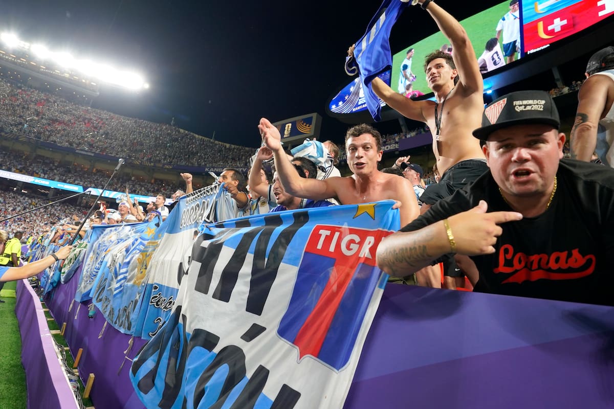 Hinchas argentinos e ingleses en el estadio durante el Mundial 2026, reflejando la rivalidad histórica entre ambos países
