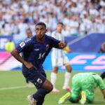 Estadio moderno en Miami durante el Mundial 2026, con jugadores bajo calor extremo y alta humedad