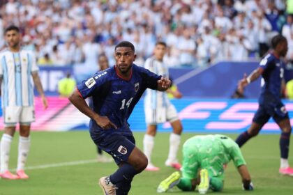 Estadio moderno en Miami durante el Mundial 2026, con jugadores bajo calor extremo y alta humedad
