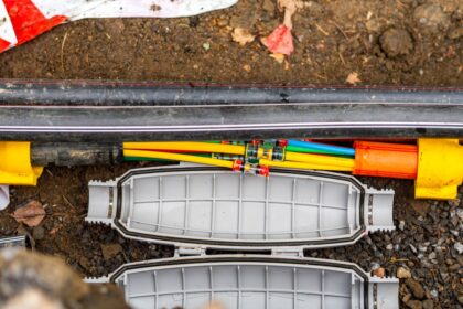 Infografía de cable submarino de fibra óptica con capas de protección, mostrando su estructura y conexión entre continentes