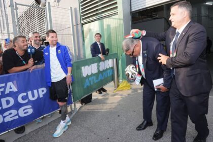 Claudio Tapia con Enzo Fernández en el Mundial 2026, contexto de su estrategia política y judicial