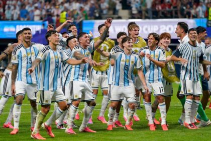 Lionel Messi celebrando con compañeros tras la remontada de Argentina contra Egipto en el Mundial 2026