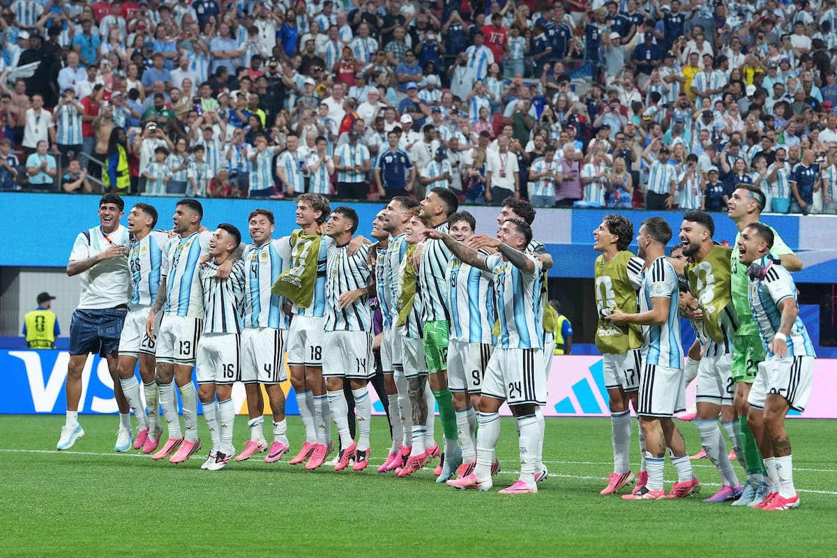 Hinchas argentinos en Kansas City con camisetas de Messi, contexto del partido vs Suiza en Copa América