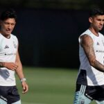 Cuti Romero y Lisandro Martínez abrazados en la cancha, simbolizando su amistad y complicidad en la defensa de Argentina