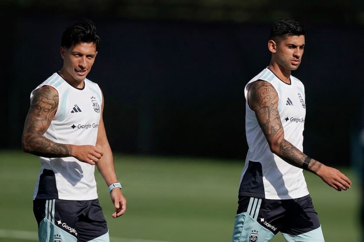 Cuti Romero y Lisandro Martínez abrazados en la cancha, simbolizando su amistad y complicidad en la defensa de Argentina