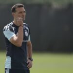 Lionel Scaloni analizando alineación con plantel completo de Argentina en el Mundial