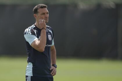Lionel Scaloni analizando alineación con plantel completo de Argentina en el Mundial