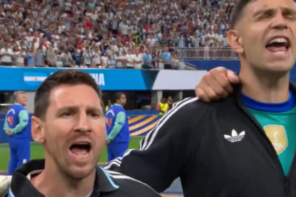 Hinchas argentinos e ingleses en duelo de cánticos durante los himnos en el partido de Atlanta