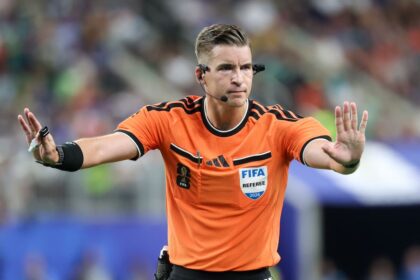 Árbitro François Letexier en partido de fútbol, contexto de rivalidad entre Argentina y Francia en octavos de final del Mundial