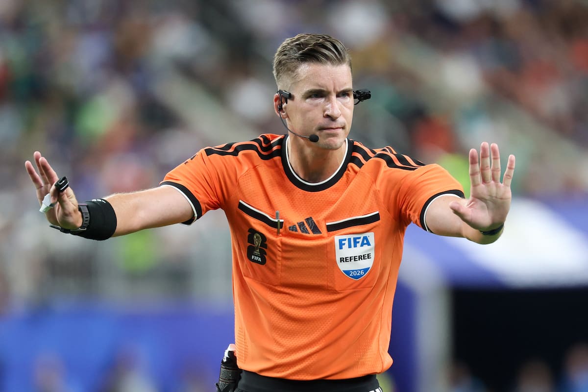 Árbitro François Letexier en partido de fútbol, contexto de rivalidad entre Argentina y Francia en octavos de final del Mundial