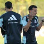 Lionel Scaloni dirigiendo entrenamiento con esquema de cinco defensores para partido contra Inglaterra en semifinales
