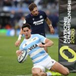 Jugadores de rugby en acción durante un partido con múltiples tries, reflejando la era actual de ataques desbordados