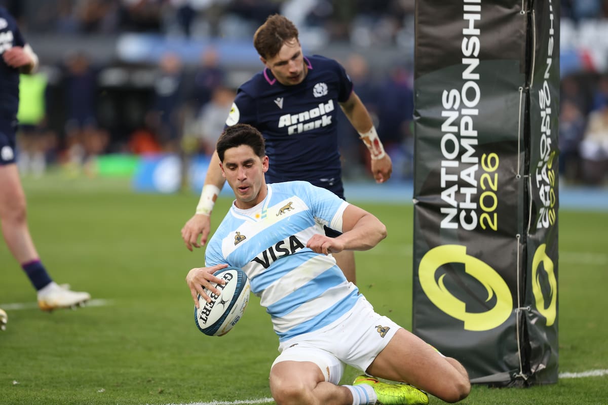 Jugadores de rugby en acción durante un partido con múltiples tries, reflejando la era actual de ataques desbordados