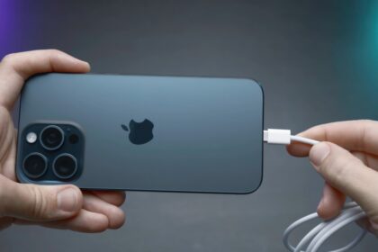 iPhone conectado a cargador mostrando sobrecalentamiento por uso de tareas exigentes o superficies blandas