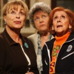 Escena icónica de 'Aquí no hay quien viva' con vecinos discutiendo, símbolo de su humor atemporal en plataformas