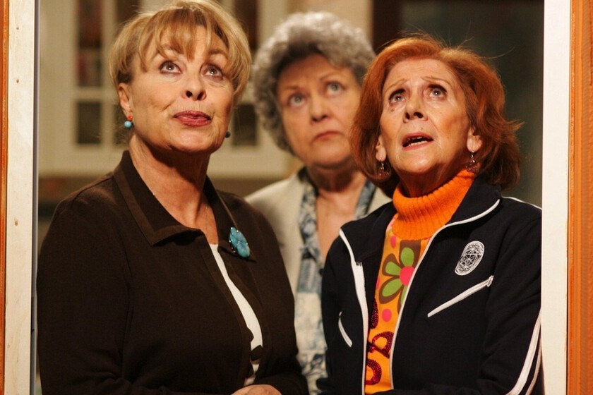 Escena icónica de 'Aquí no hay quien viva' con vecinos discutiendo, símbolo de su humor atemporal en plataformas