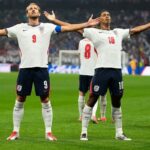 Jugadores de Inglaterra y México bajo lluvia torrencial en el estadio Azteca, contexto del partido histórico con altitud y trauma