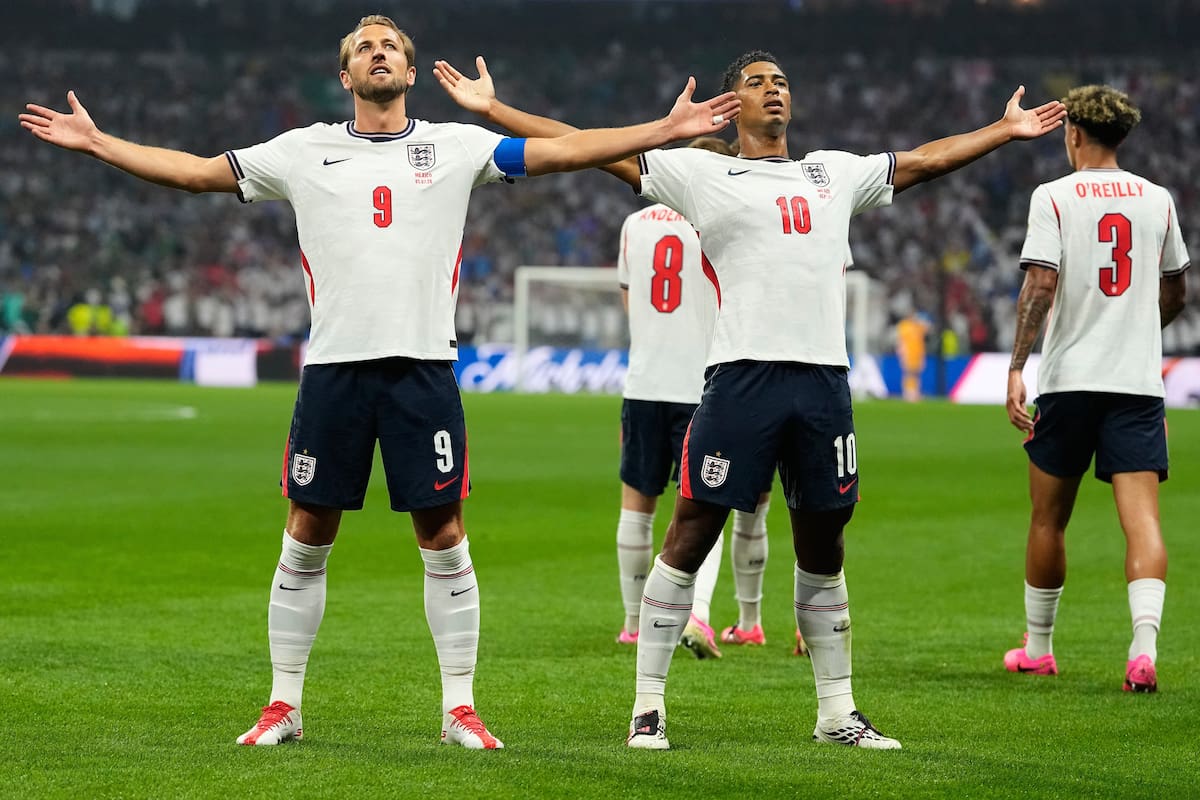 Jugadores de Inglaterra y México bajo lluvia torrencial en el estadio Azteca, contexto del partido histórico con altitud y trauma