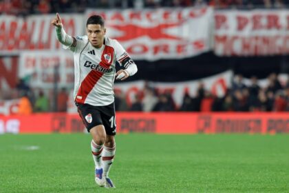 Juan Fernando Quintero en entrenamiento de River Plate, contexto de su conflicto con Eduardo Coudet