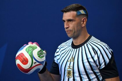 Dibu Martínez en acción durante el Mundial, buscando una atajada clave para recuperar su nivel como en Qatar 2022
