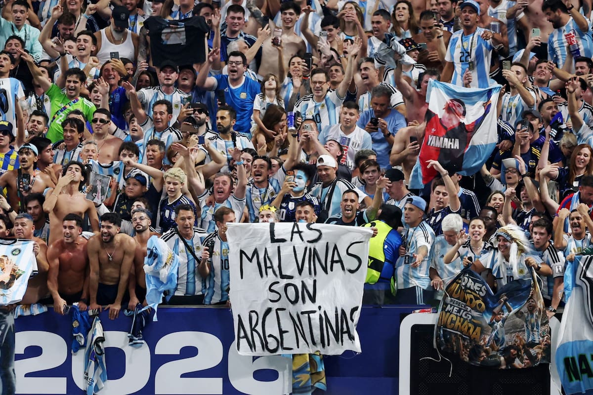 Bandera con la leyenda 'Las Malvinas son argentinas' sostenida por jugadores argentinos tras vencer a Inglaterra en el Mundial 2026