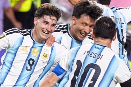 Jugadores de Argentina celebrando gol en alargue contra Suiza, ejemplo de su estilo de sufrir y ganar sin jugar bien