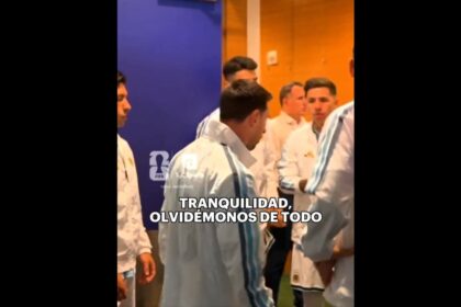 Lionel Messi hablando a sus compañeros en el vestuario antes de la final del Mundial 2024