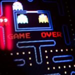 Colección de videojuegos antiguos en discos y cartuchos, símbolo de la crisis de preservación cultural