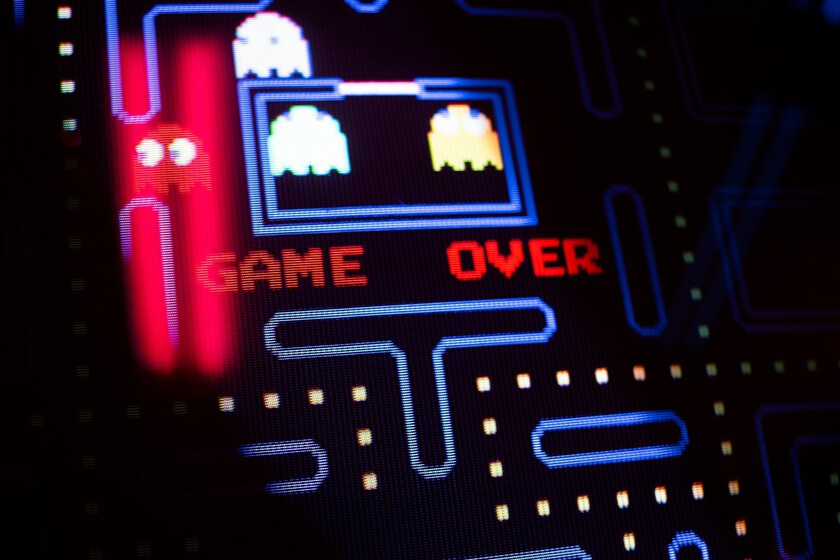 Colección de videojuegos antiguos en discos y cartuchos, símbolo de la crisis de preservación cultural