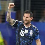 Jugador argentino con camiseta azul celebrando gol contra Inglaterra en Mundial, símbolo de victorias históricas